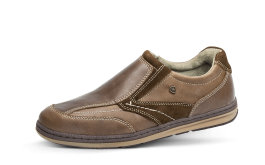 Men's casual shoes in brown color with metal logo