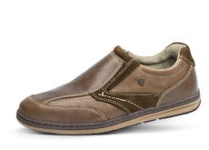 Men's casual shoes in brown color with metal logo