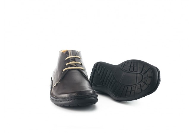 Male Clarks in brown 360° Image